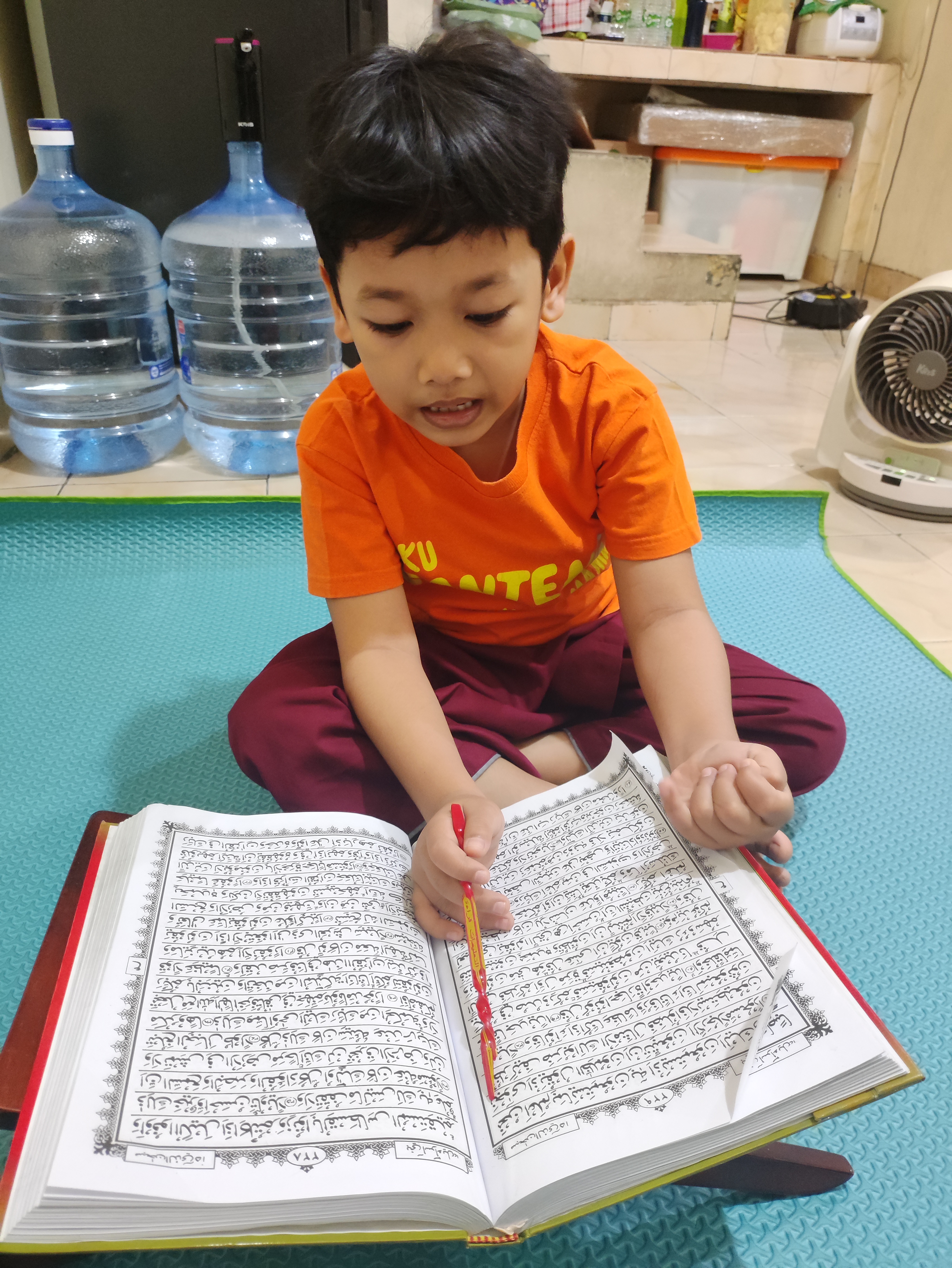 MELANCARKAN BACAAN ALQURAN SEJAK KECIL. 